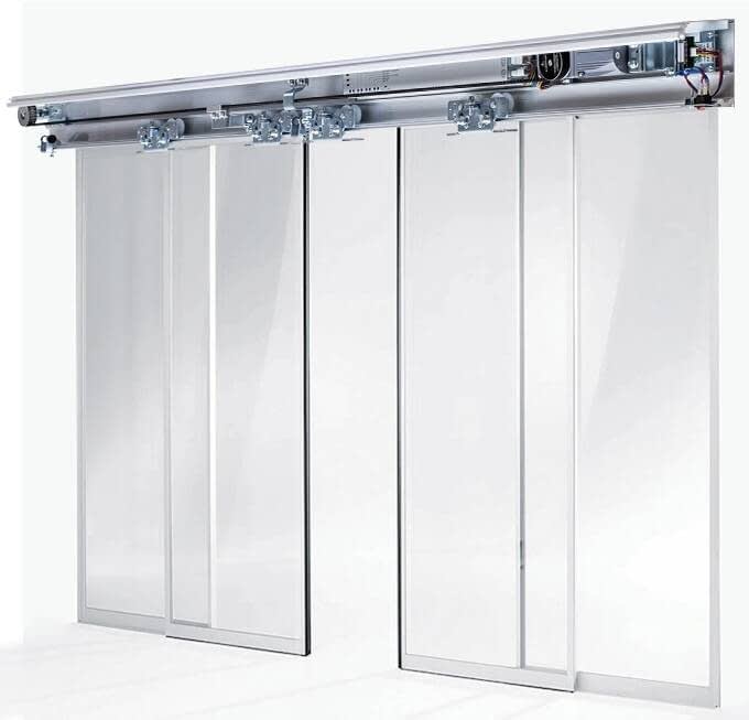 Automatic glass door. Maximum opening 140 cm.